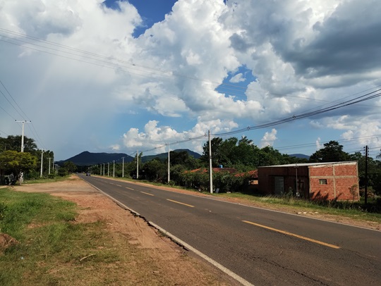 endlose Straßen beim Autofahren in Paraguay Paraguaydream